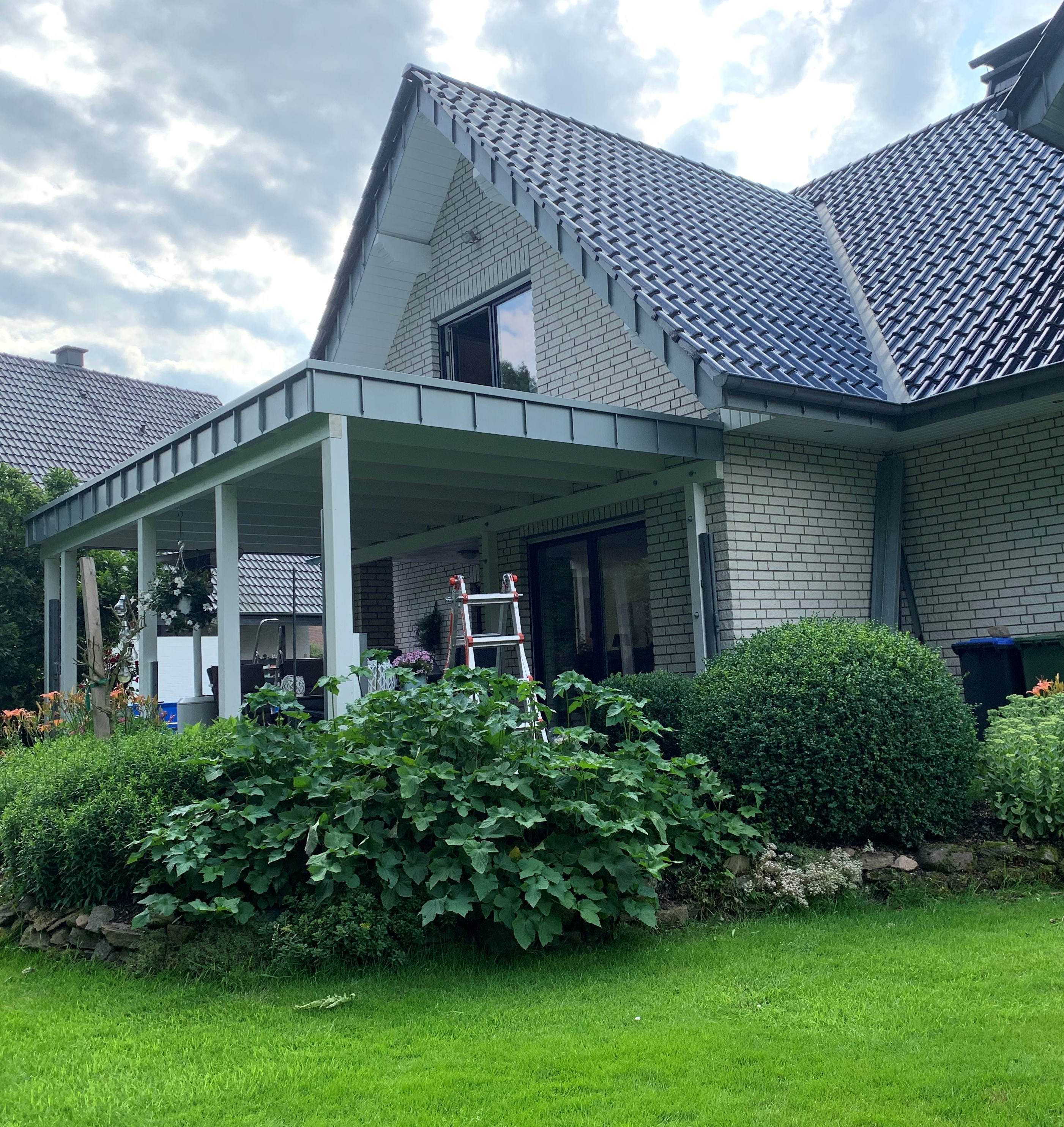Neu errichtete Terrassenüberdachung an einem Wohnhaus