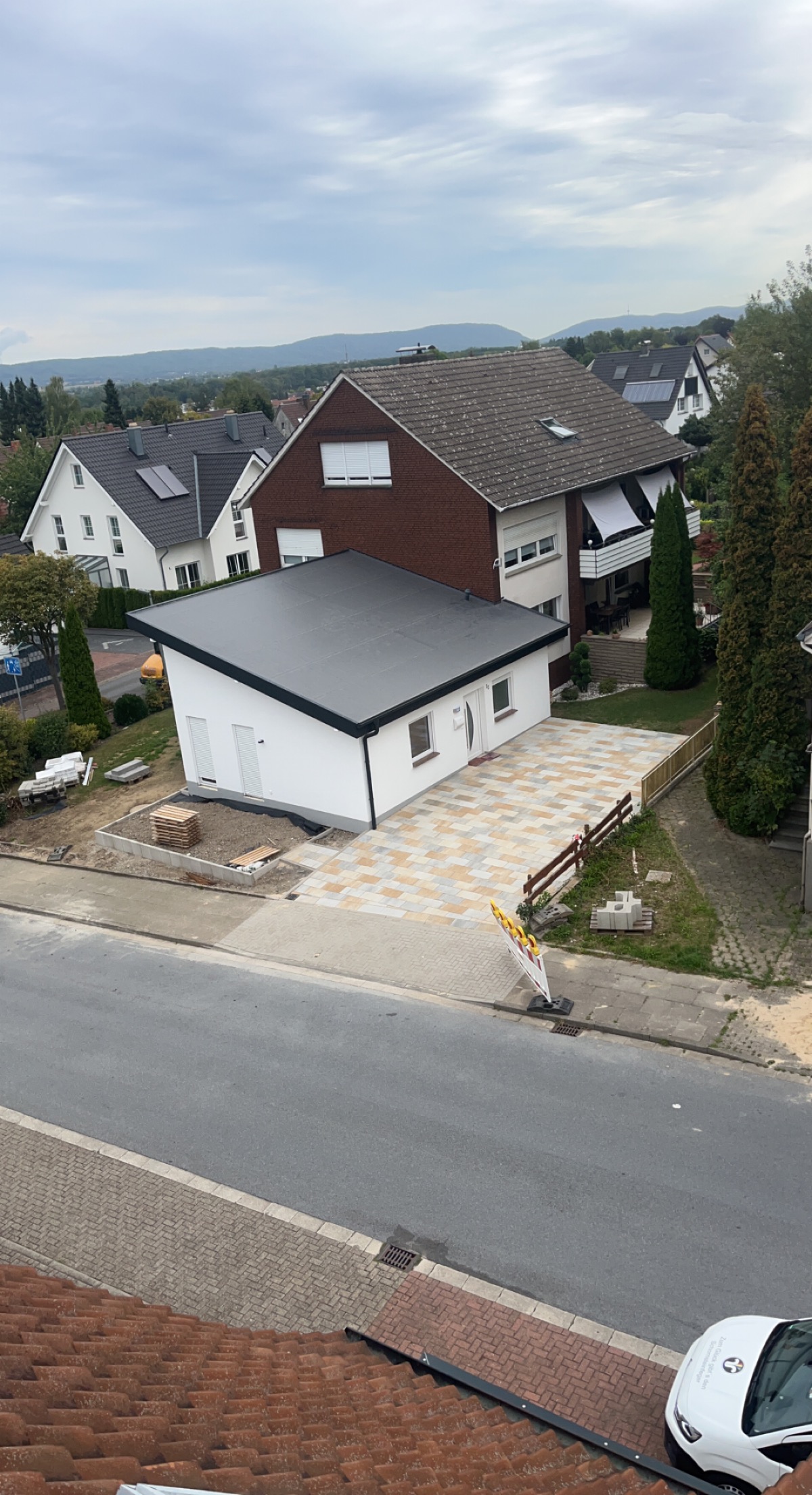 Luftaufnahme eines neu abgedichteten Flachdachs