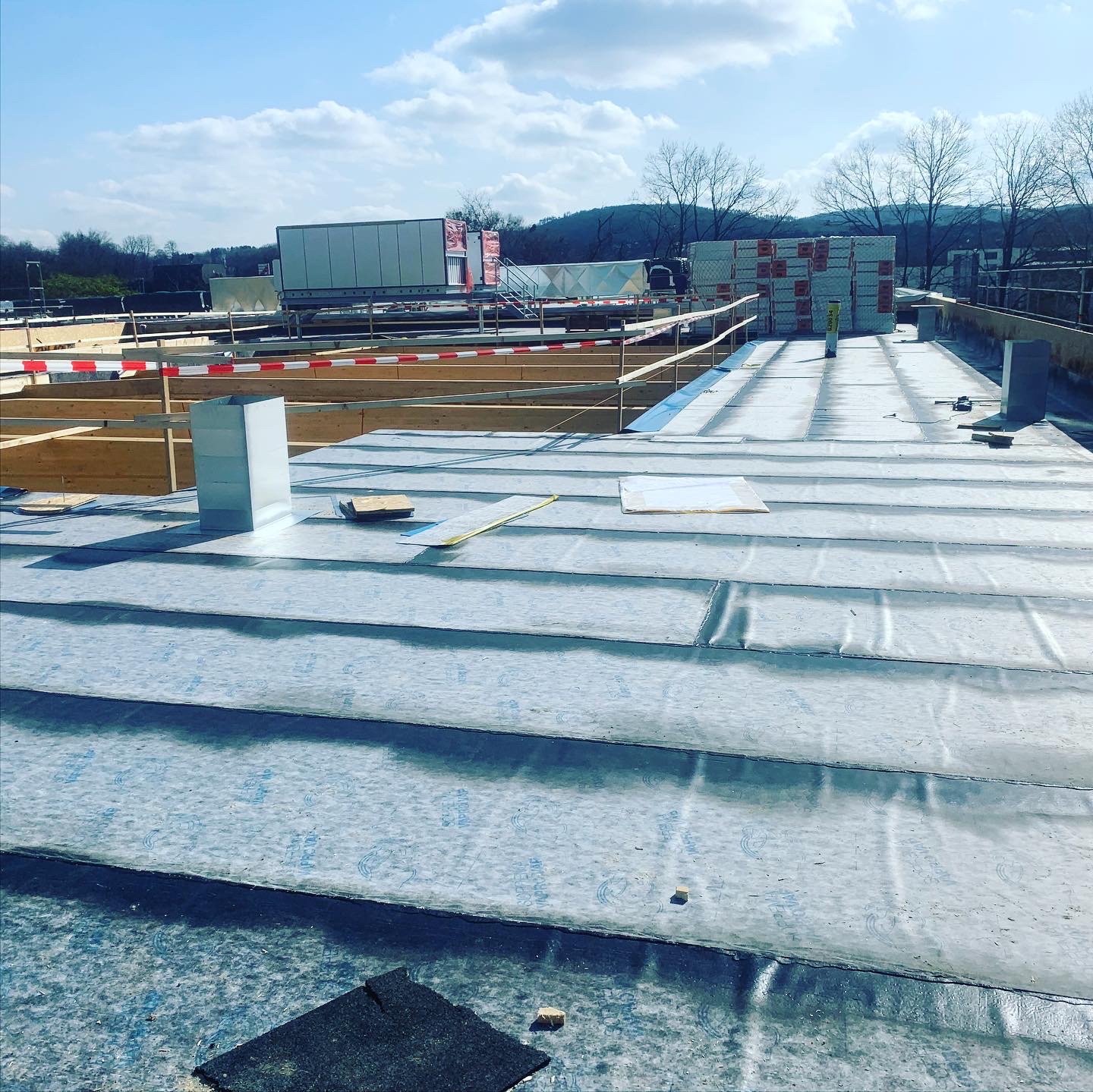 Flachdachsanierung an einem Gewerbebau