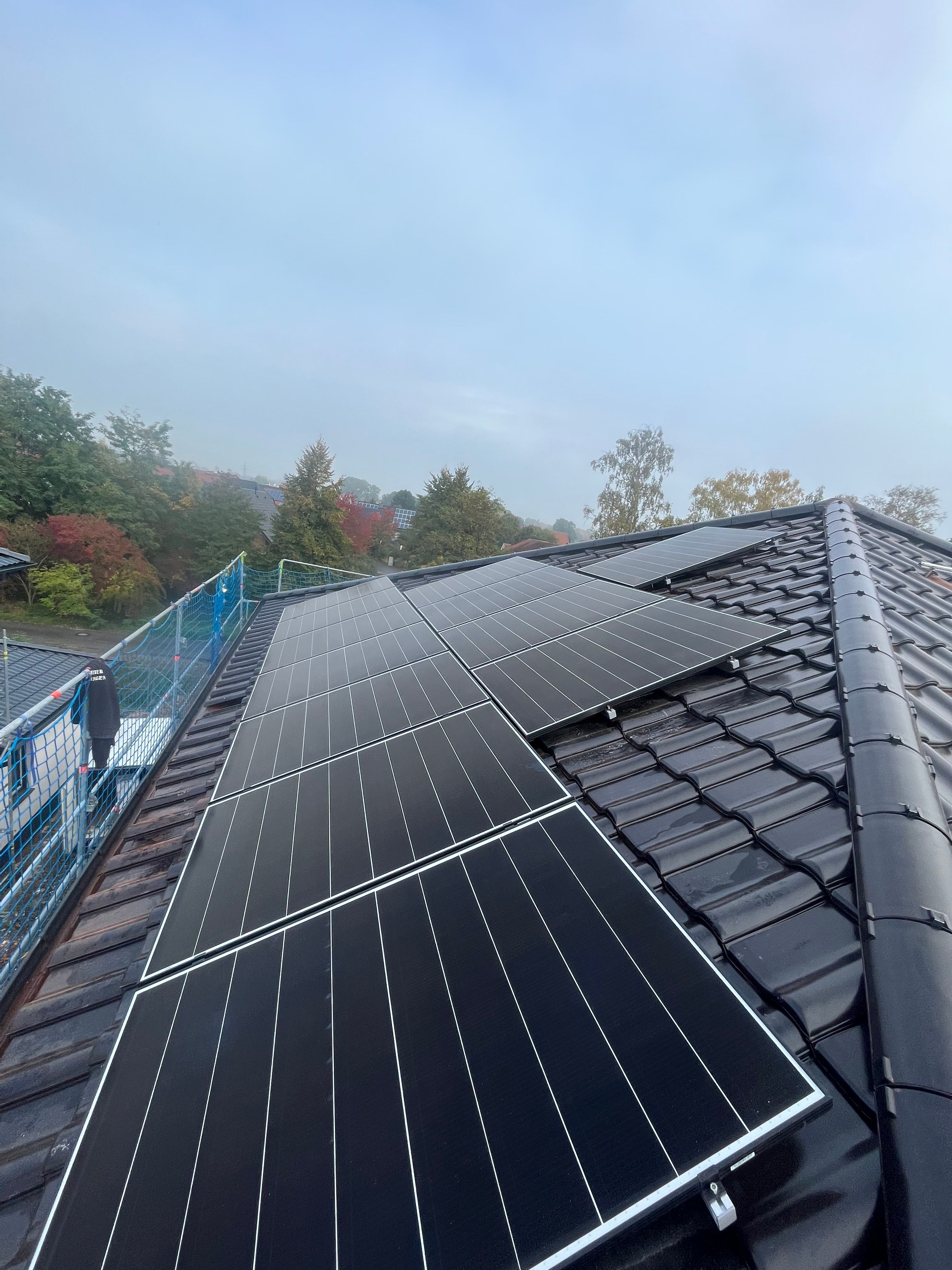 Solarmodule auf einem Ziegeldach mit Schornstein