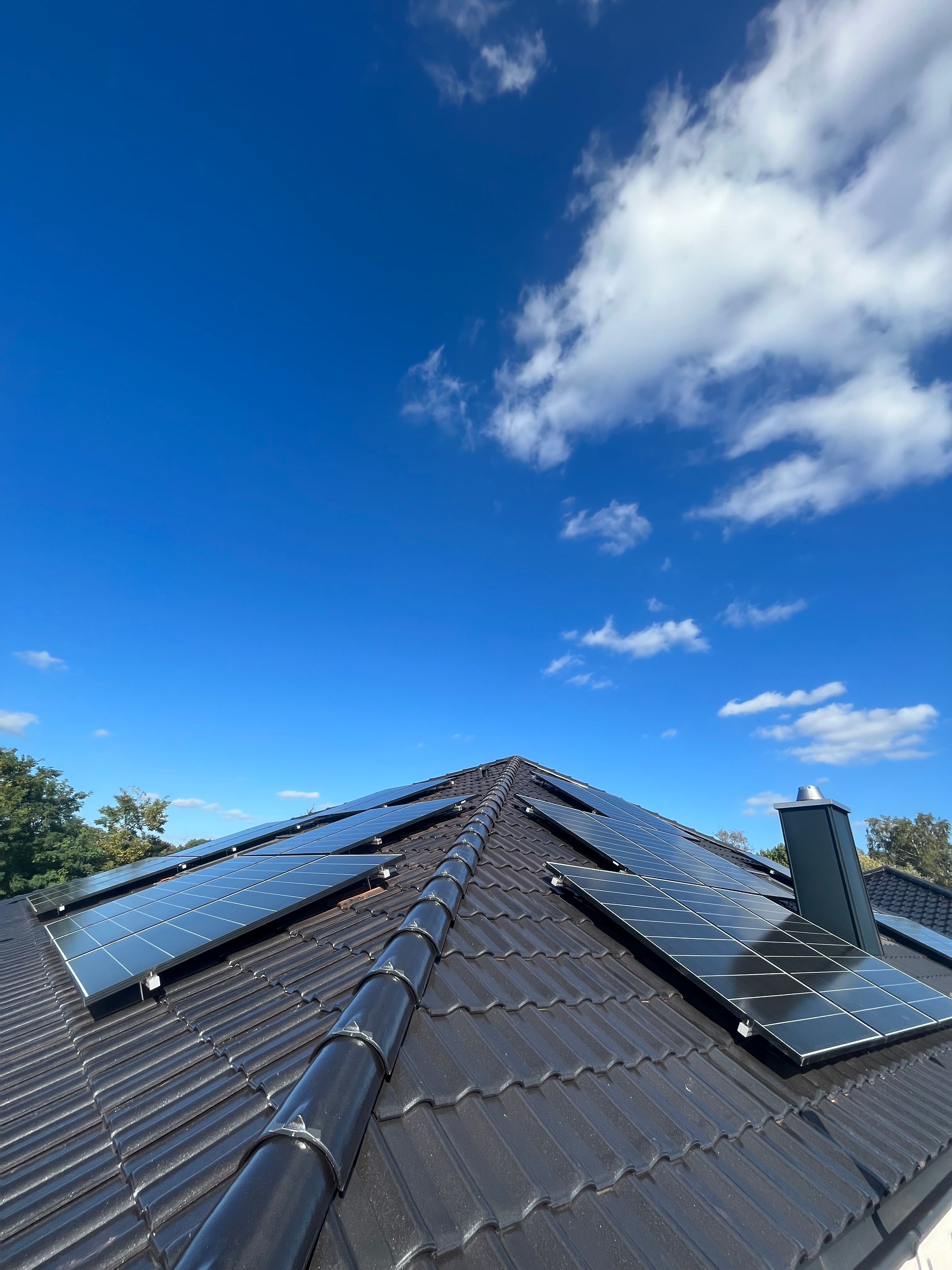 Detailaufnahme montierter Photovoltaikmodule