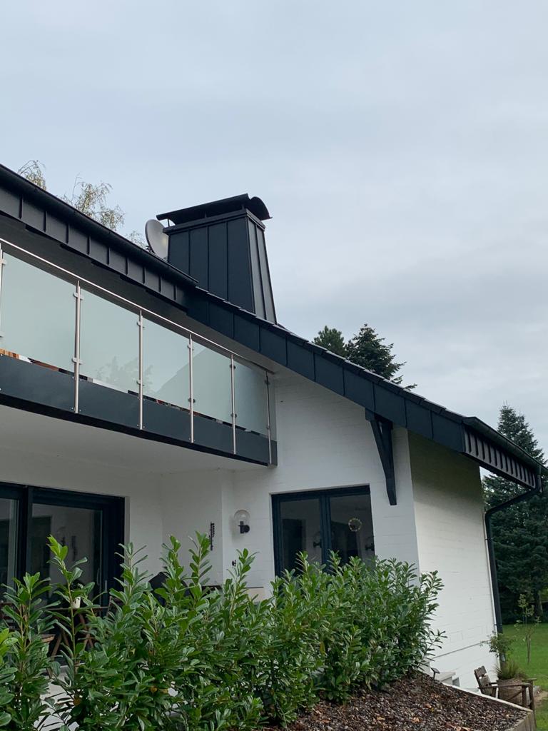 Dachdeckerarbeiten am Dachfirst