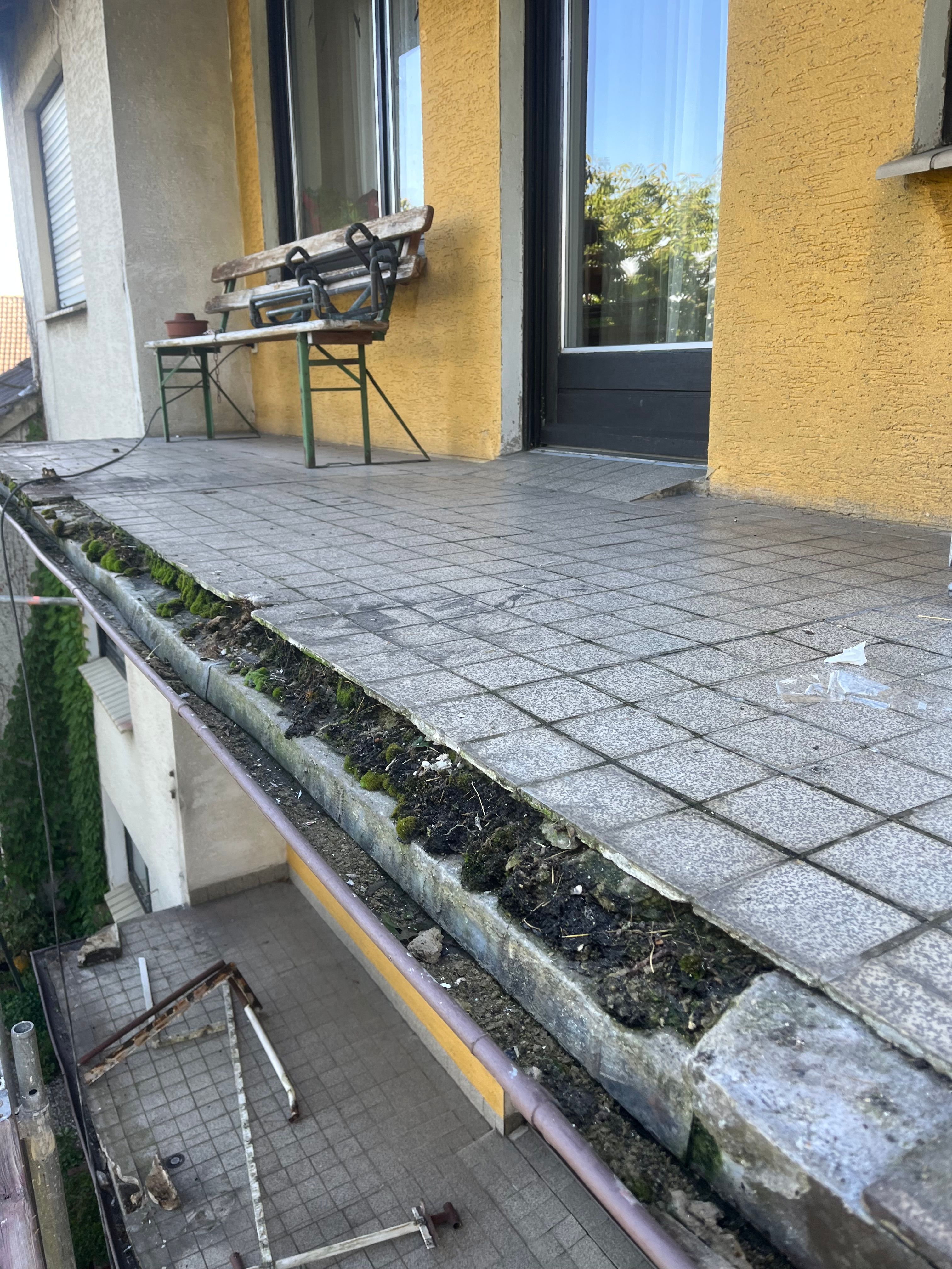 Entwässerungsrinne einer gefliesten Dachterrasse